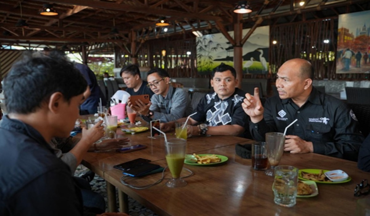 Direktur Utama BPOB Agustin Peranginangin berbicara dengan media saat silaturahmi dan menghadiri acara Halal Bihalal di Purworejo.