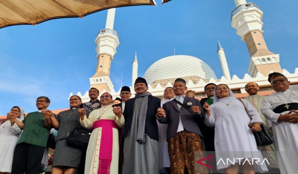 Uskup Agung Semarang Mgr Robertus Rubiyatmoko bersama pemuka lintas agama di Kota Semarang mendatangi umat Islam usai Salat Idul Fitri