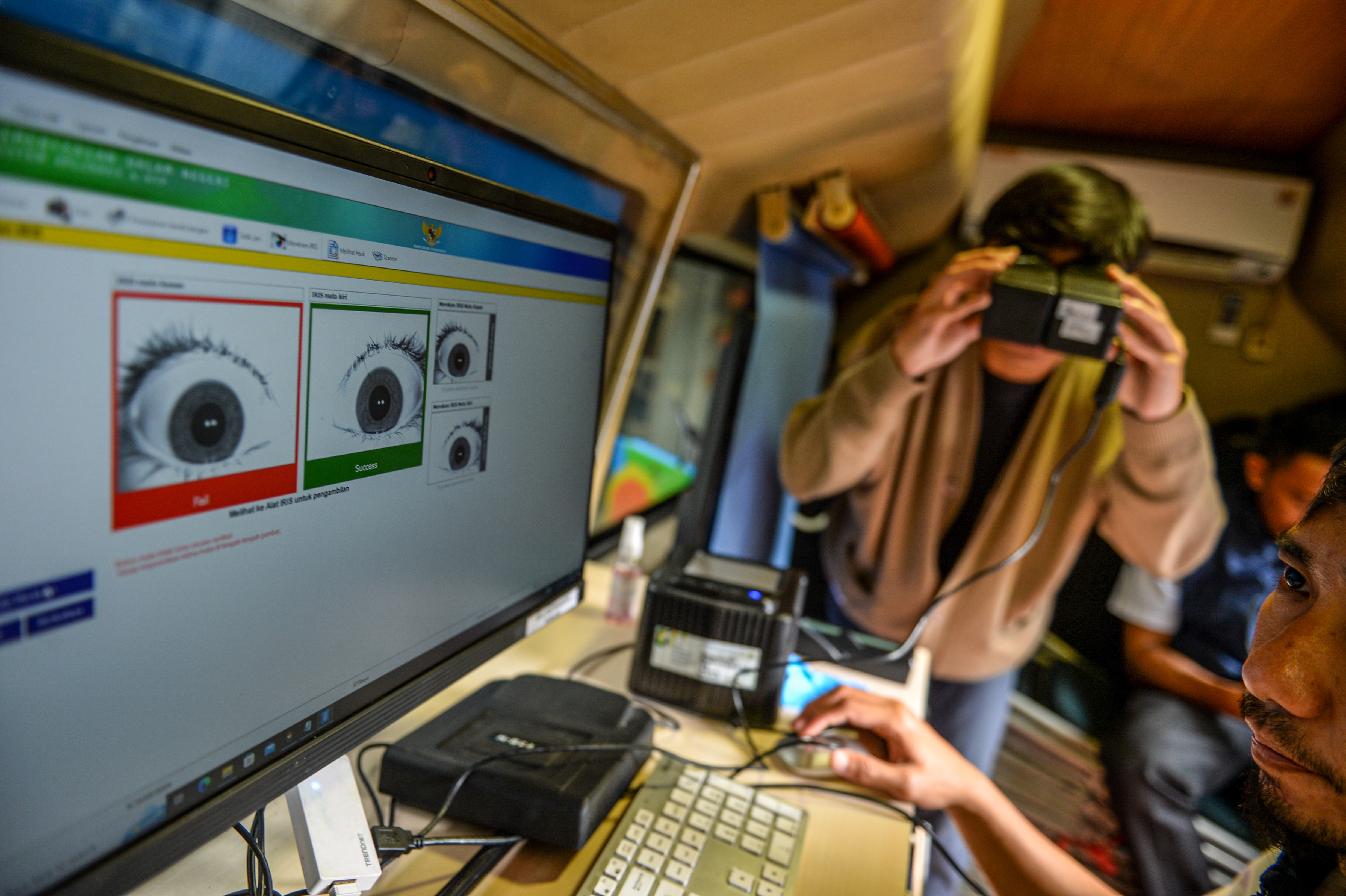 Siswa melakukan perekaman KTP elektronik