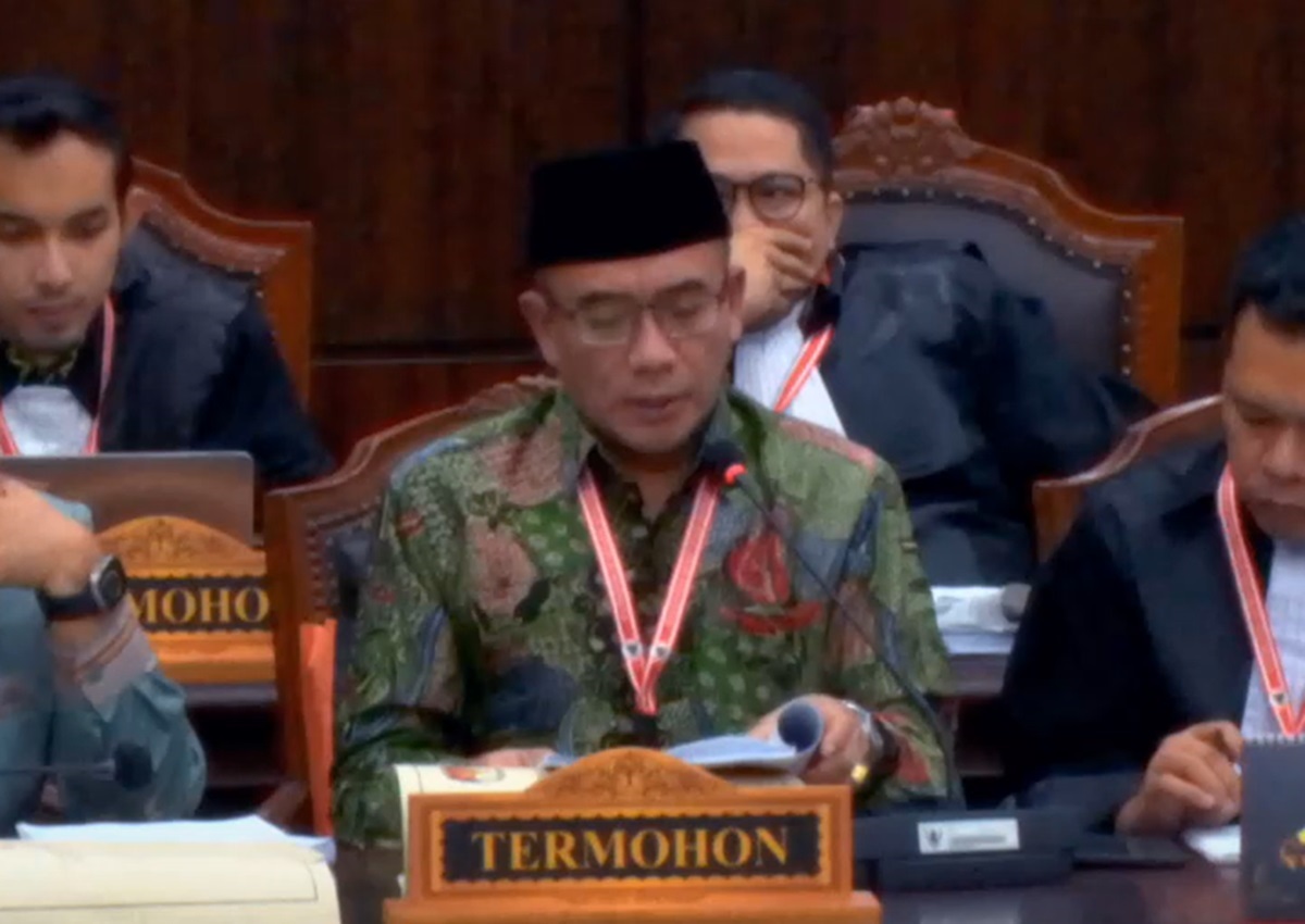 Ketua KPU, Hasyim Asy'ari, ditegur oleh Ketua MK, Suhartoyo, karena kurang semangat dalam mengikuti sidang PHPU
