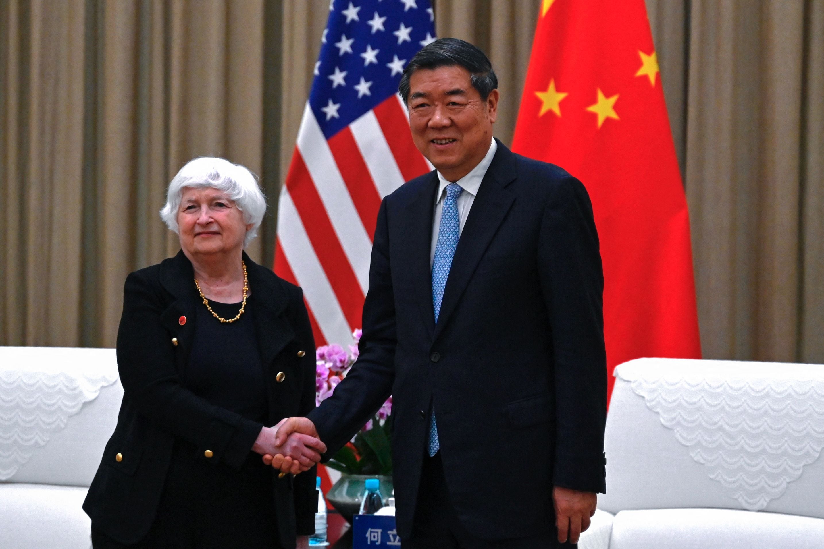 Menkeu AS  Janet Yellen dan mitranya dari Tiongkok He Lifeng di Guangzhou.