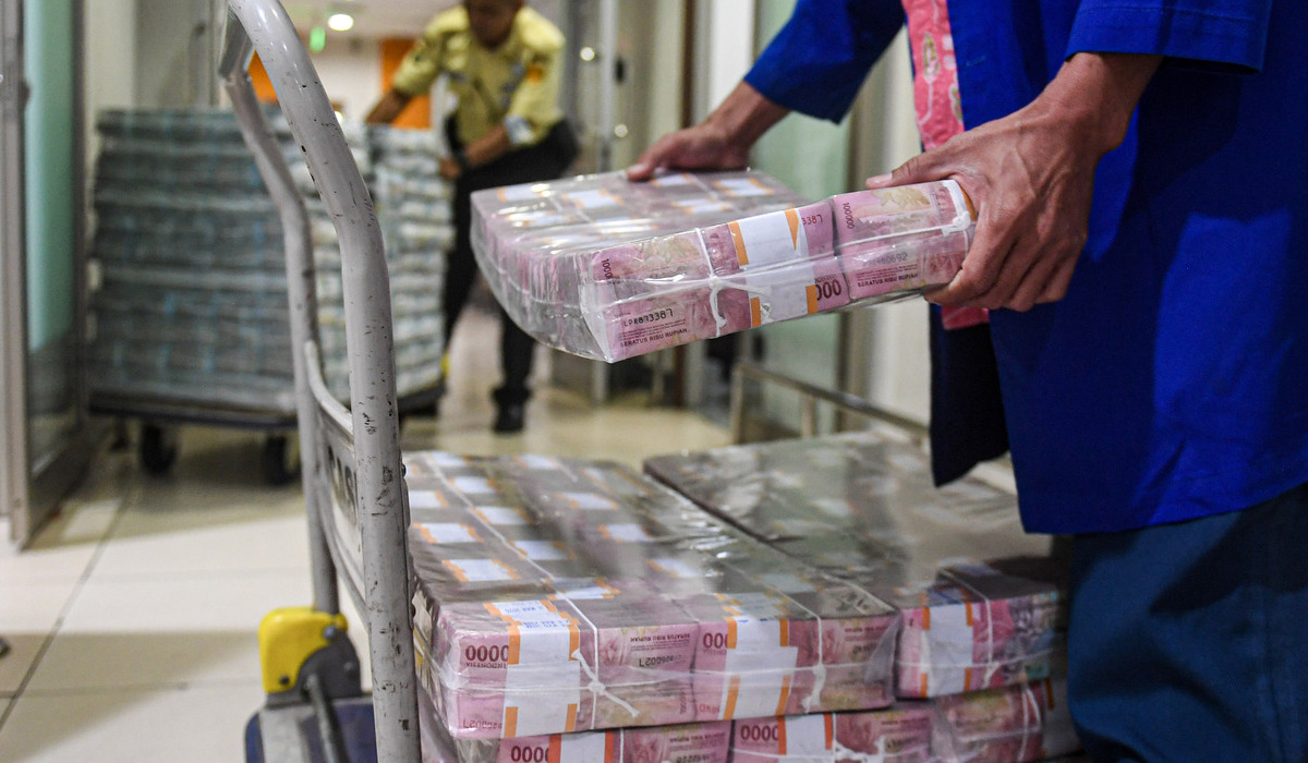 Petugas menata uang tunai di Mandiri Cash Center, Jakarta.