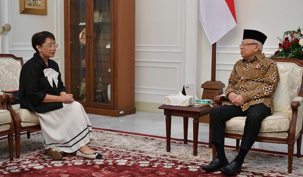 Menteri Luar Negeri Retno Marsudi (kiri) berbincang dengan Wapres Ma'ruf Amin, Rabu (17/4).