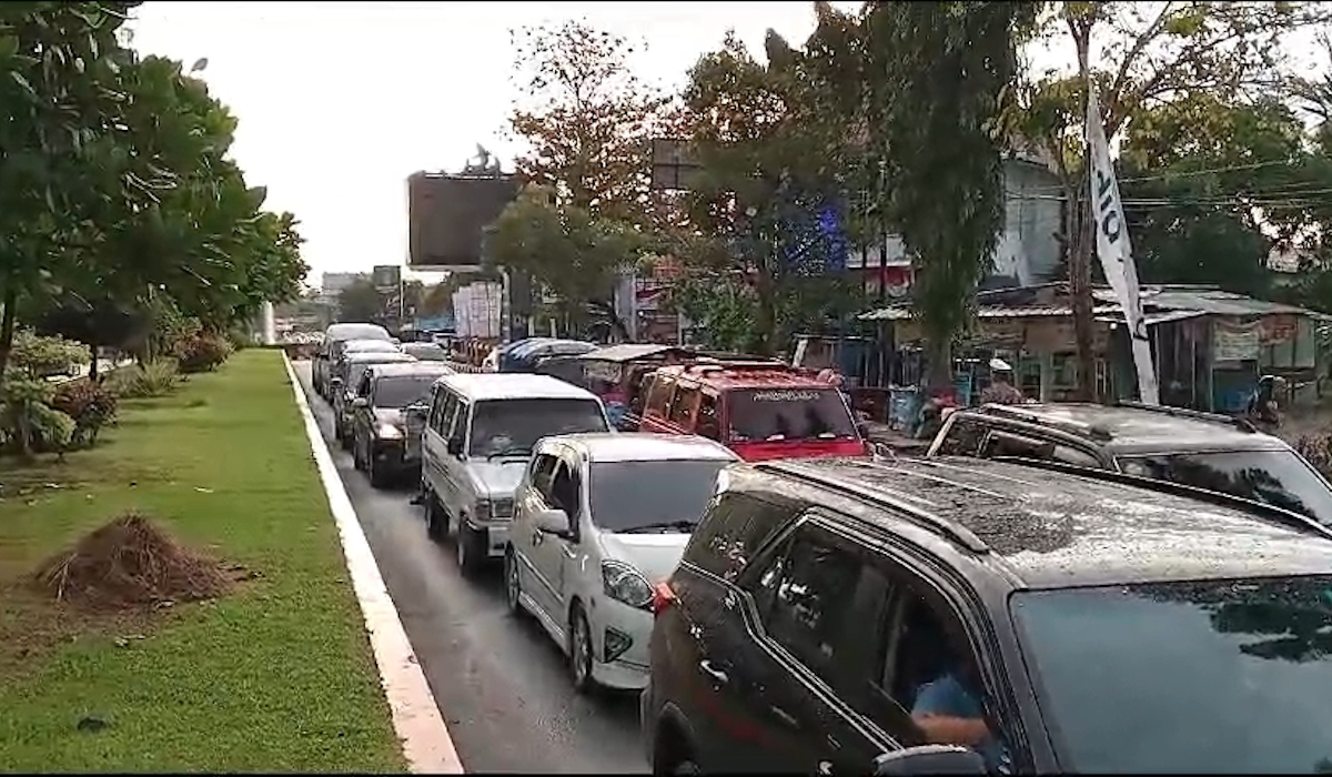 Ribuan kendaraan harus melalui antrean di gerbang utama kawasan Pantai Pangandaran
