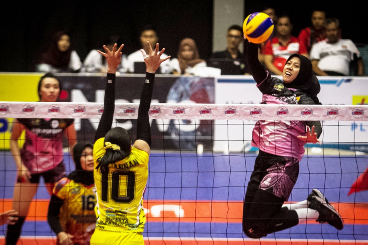 Pebola voli putri Jakarta PGN Popsivo Polwan, Megawati Hangestri (kanan) melepaskan smes dengan dihadang blok pebola voli putri Jakarta Elek