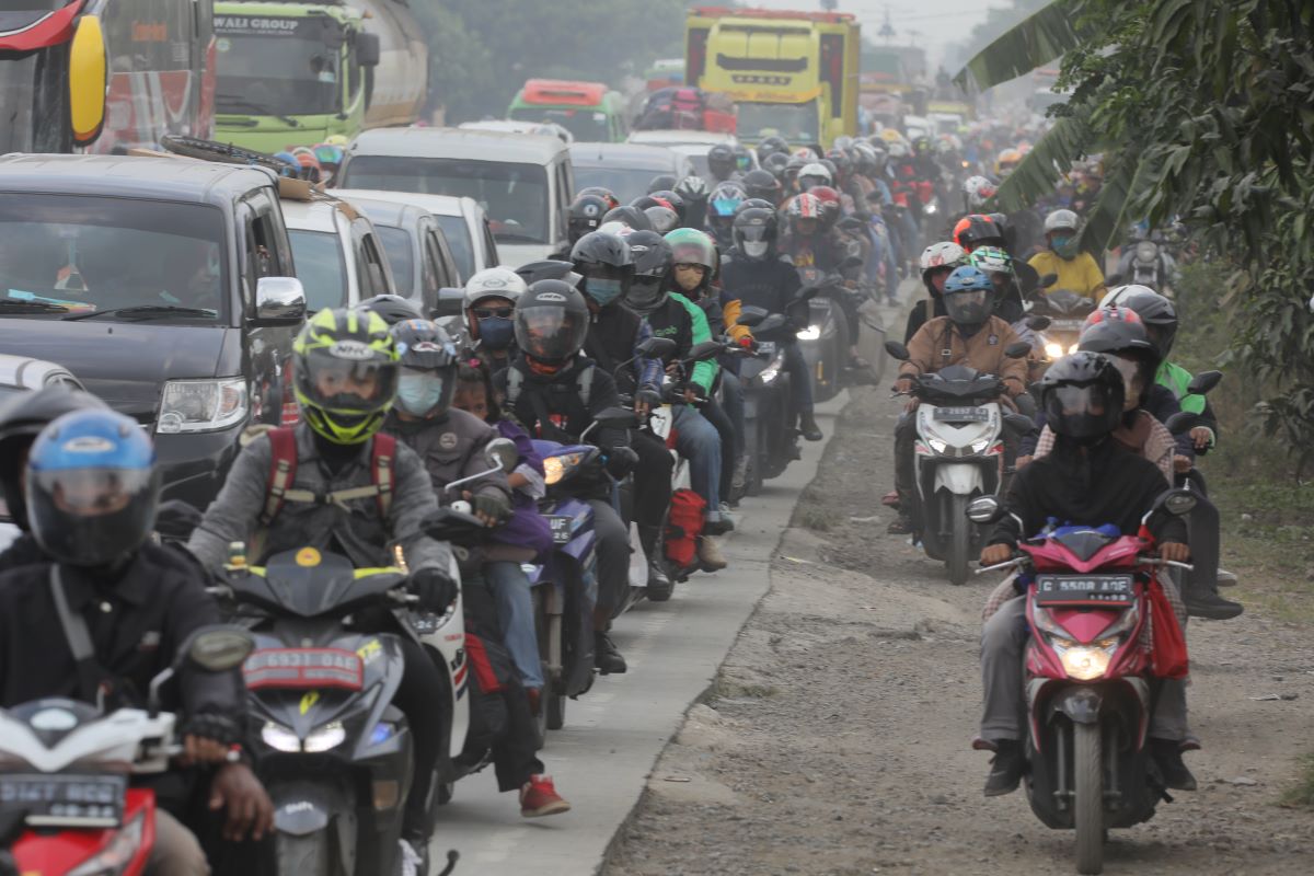 Para pemudik menggunakan sepeda motor memenuhi jalan.