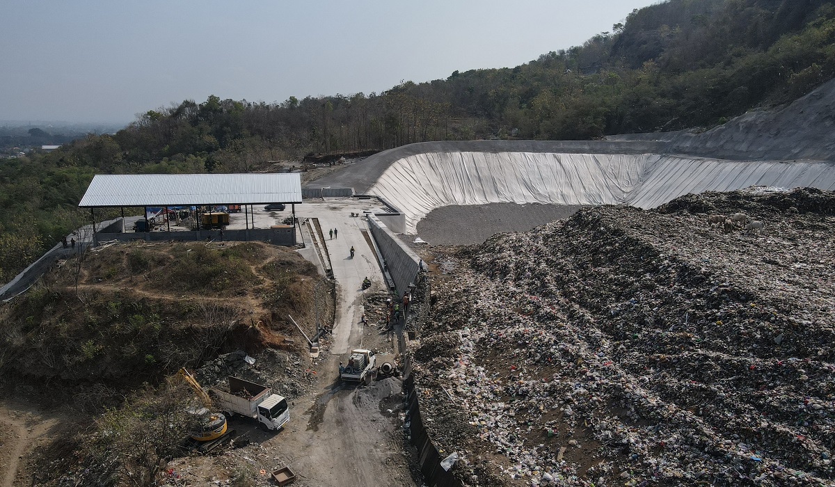 Pekerja menyelesaikan pembangunan proyek zona transisi II Tempat Pengolahan Sampah Terpadu (TPST) Piyungan, Bantul