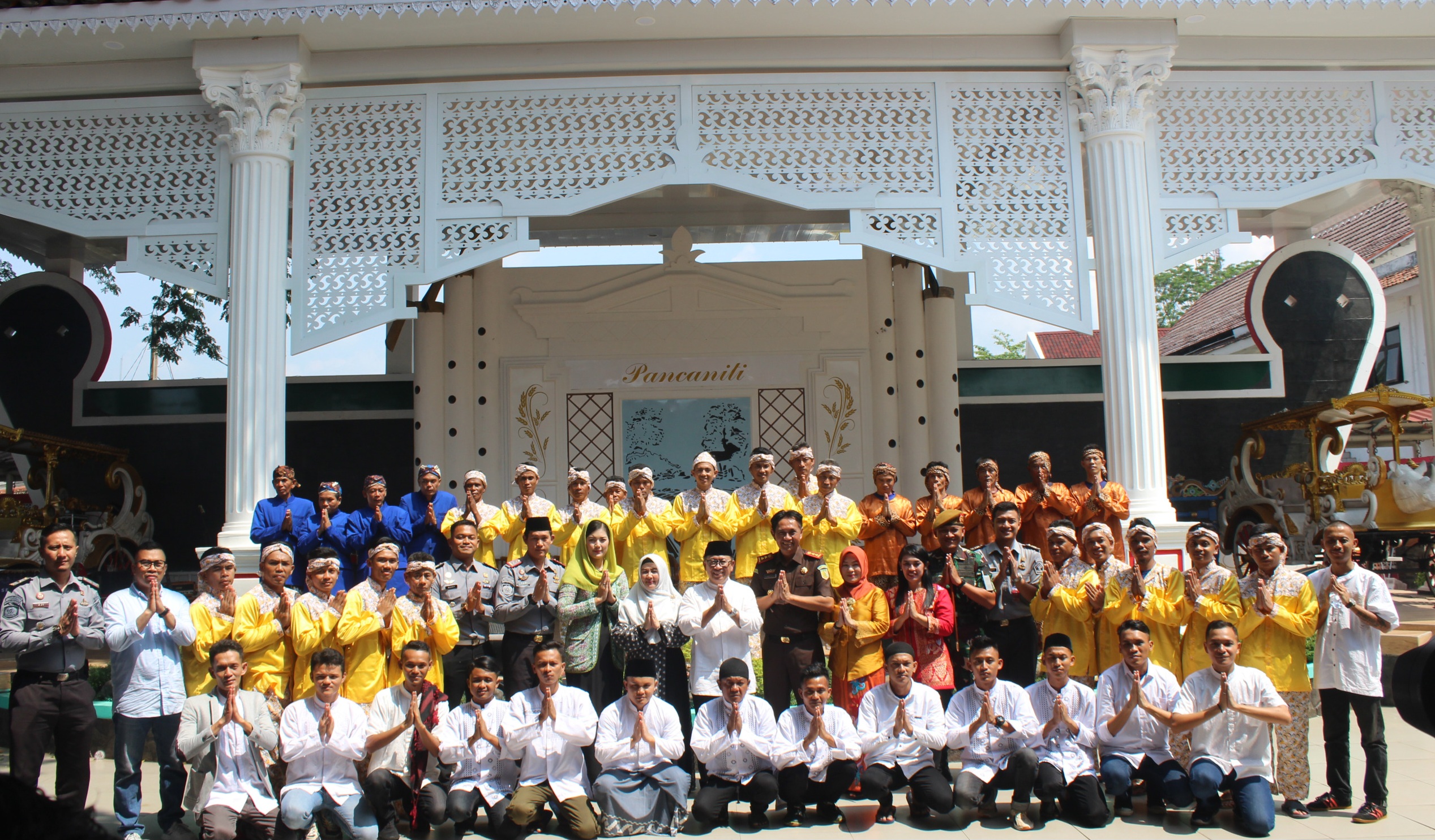 Warga binaan LP Cianjur berfoto bersama pejabat Pemkab Cianjur seusai menggelar halalbihalal.