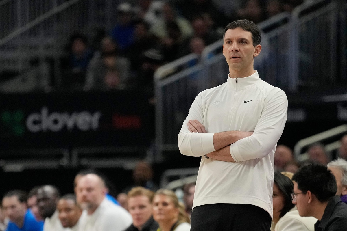 Mark Daigneault dari Oklahoma City Thunder meraih gelar Pelatih Terbaik NBA untuk tahun 2024. 