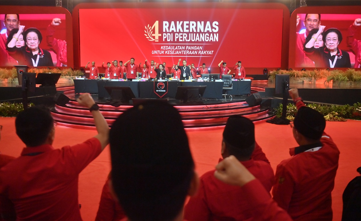 Peluang PDI Perjuangan masuk dalam pemerintahan dinilai semakin tipis, apalagi dengan pengalaman 10 tahun menjadi oposisi.