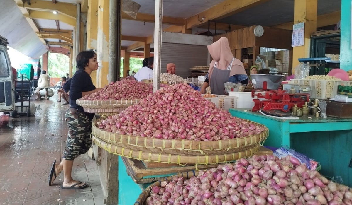 Aktivitas Pedagang Cabai, Bawang Merah, dan Bawang Putih di Pasar Beringharjo, Yogyakarta.