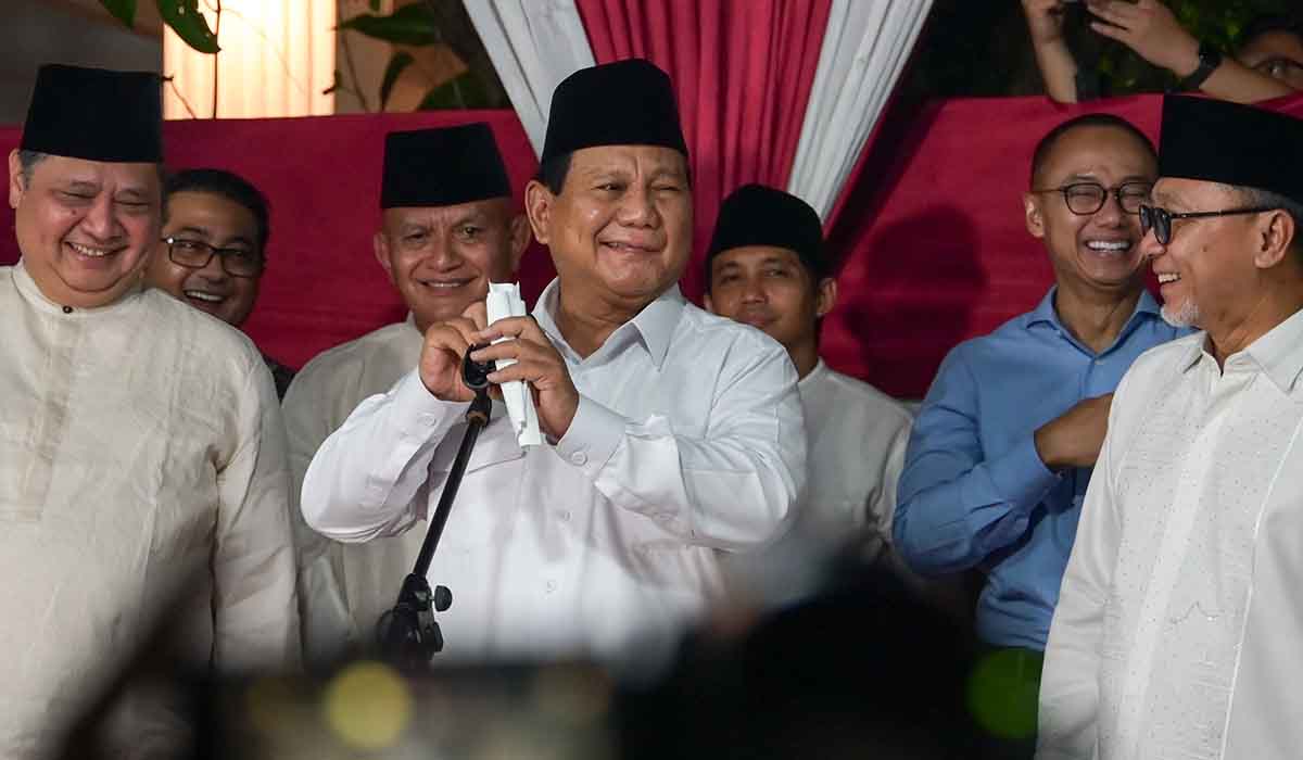Prabowo Subianto (tengah).