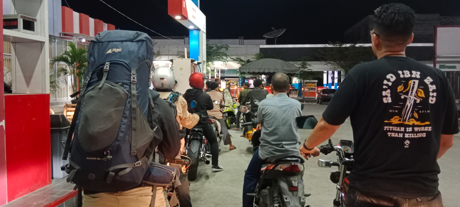 Pemudik bersepeda motor di guyur hujan deras di jalur Banda Aceh-Sigli. 