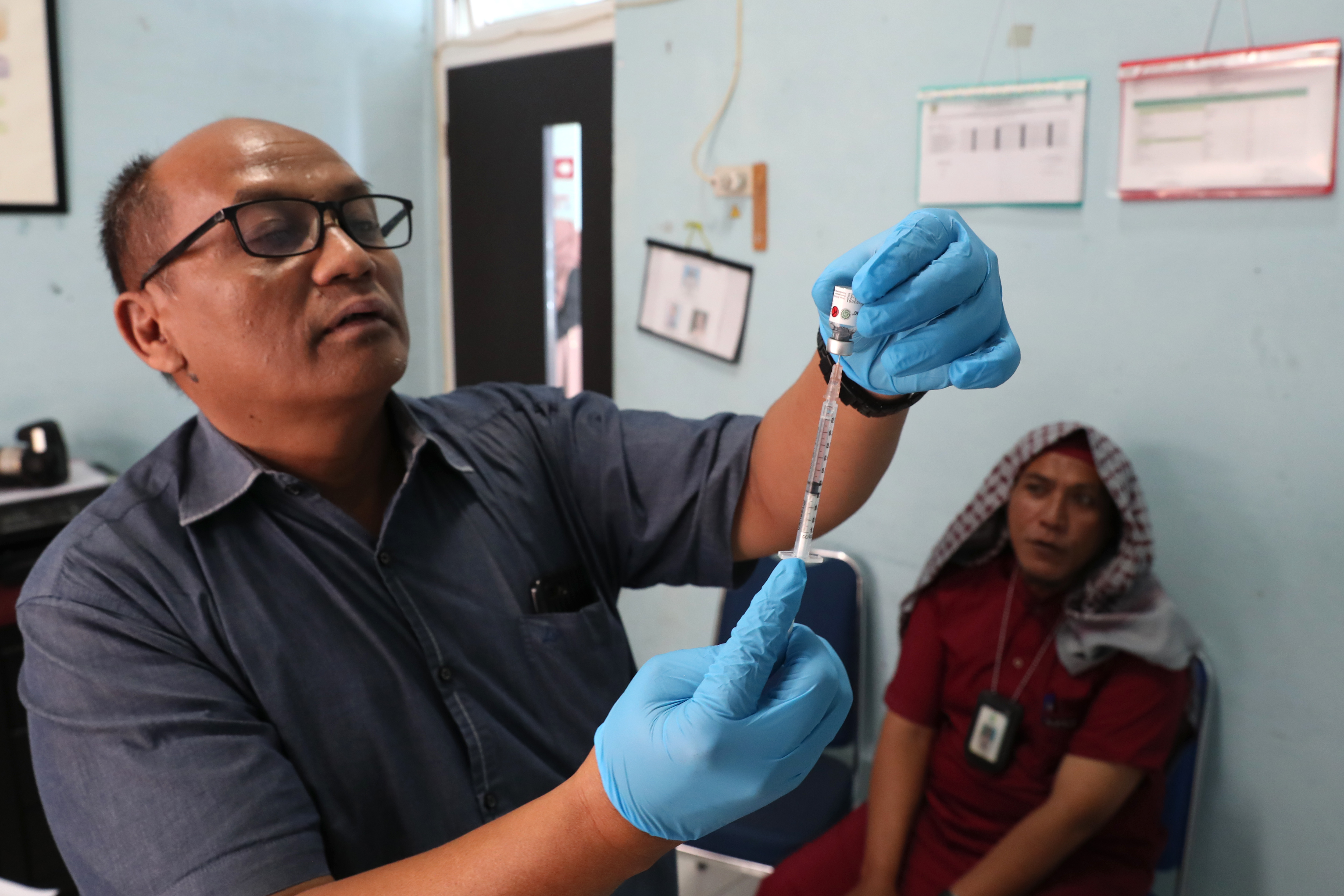 Petugas menyiapkan vaksin meningitis untuk Petugas Haji Daerah (PHD) embarkasi Sultan Iskandar Muda, Aceh, di Banda Aceh, Jumat (19/4/2024).