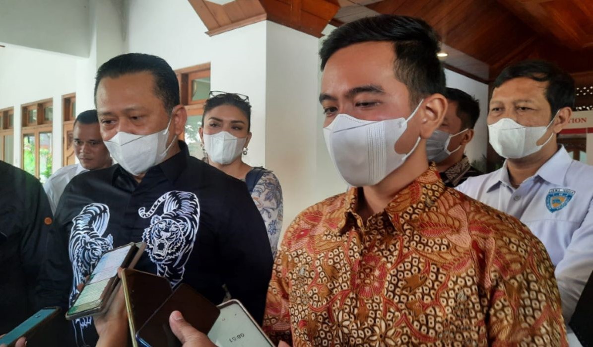 Waketum Golkar Bambang Soesatyo (Bamsoet) dan Gibran Rakabuming Raka (kanan)