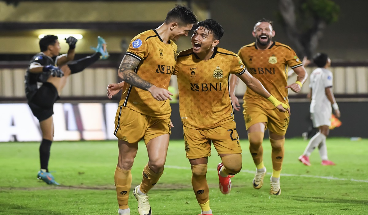 Pemain Bhayangkara FC melakukan selebrasi usai mencetak gol ke gawang Persik Kediri di laga Liga 1, Selasa (16/4).