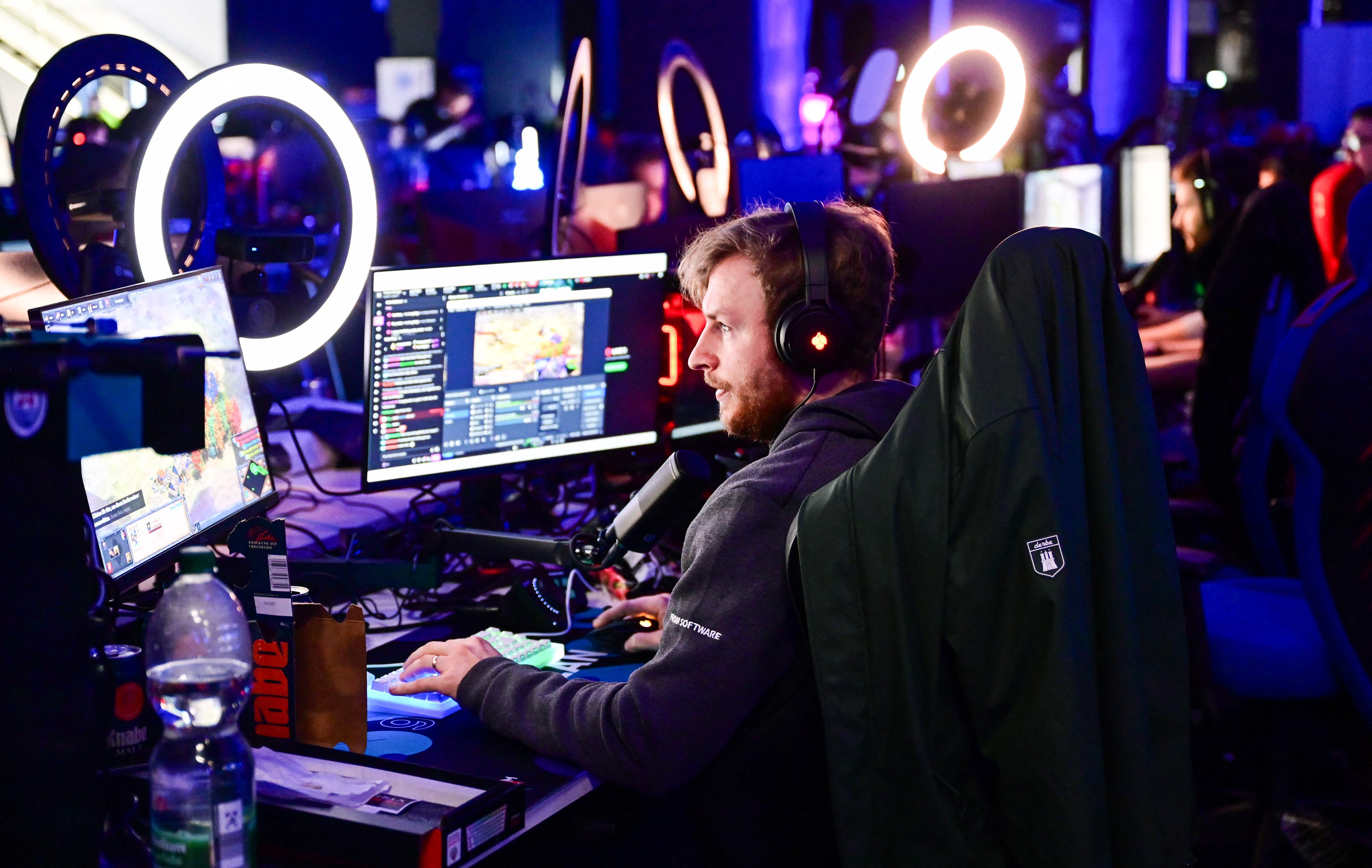 Seorang gamer memainkan video game selama acara Gamescom LAN di aula Trade Fair Center di Cologne, Jerman.