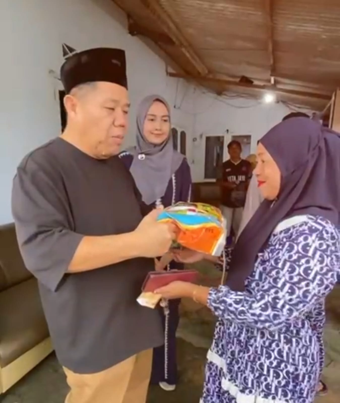 Mantan Wagub Provinsi Bangka Belitung Hidayat Arsani memberikan bantuan sembako kepada warga.
