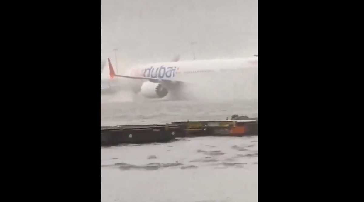 Bandara internasional utama Dubai harus mengalihkan banyak penerbangan masuk karena hujan deras melanda Uni Emirat Arab, menyebabkan banjir 