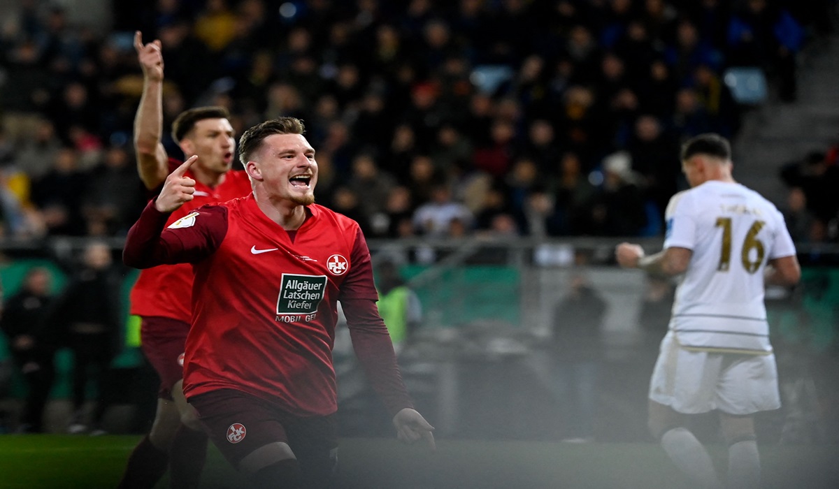 Gelandang Kaisterslautern Marlon Ritter melakukan selebrasi usai menjebol gawang Saarsbruecken di laga semifinal DFB Pokal.