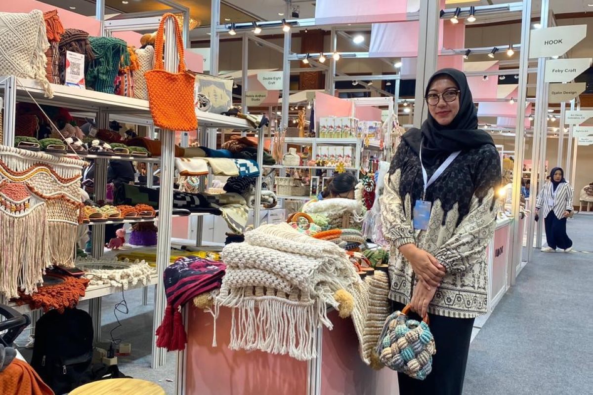 Fitri Aprilia, pemilik bisnis sulam benang katun.