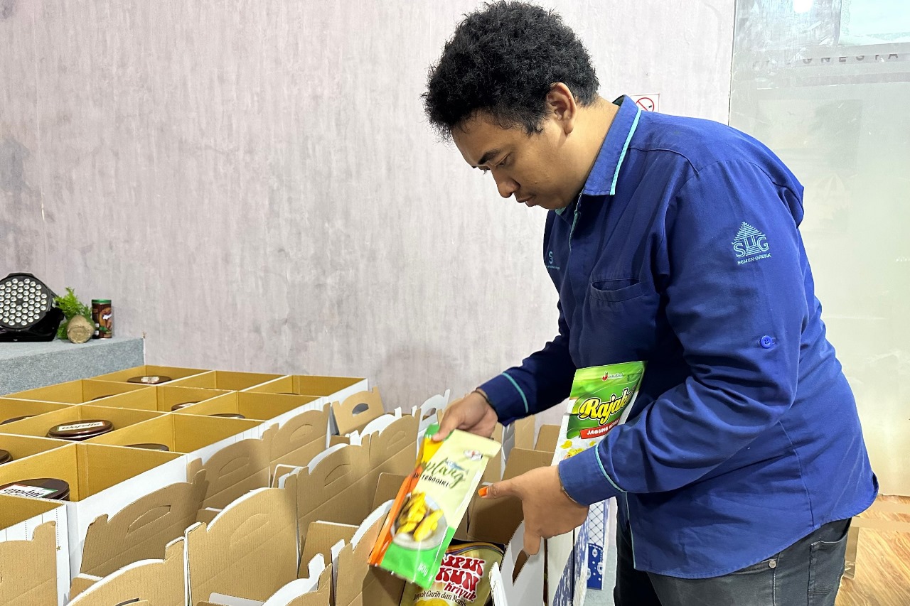 Seorang pegawai menata Hampers Ramadan