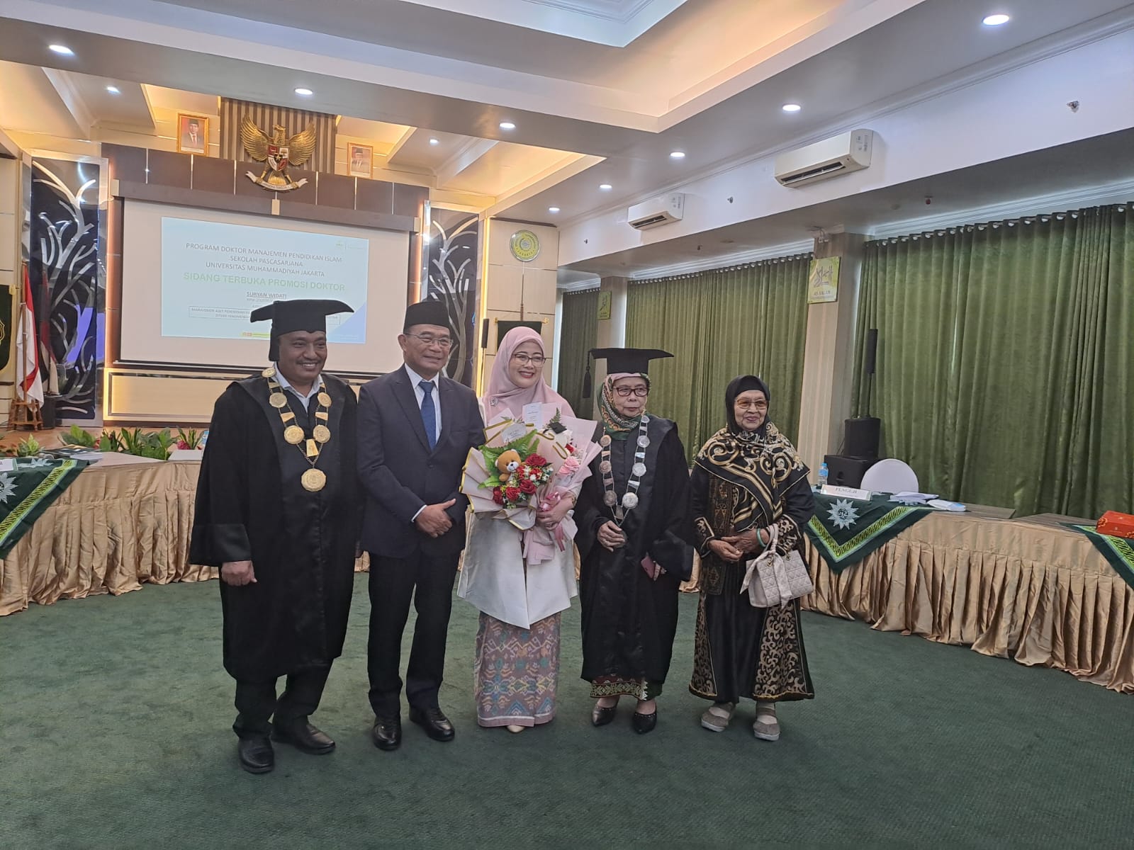 Dr. Suryan Widati (tengah)