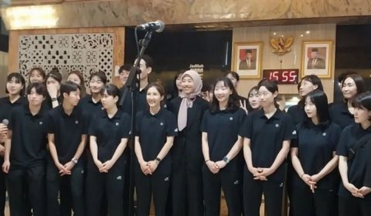 Ofisial dan pemain tim voli asal Korea Selatan Red Sparks usai melakukan pertemuan bersama Menpora Dito Ariotedjo di Kantor Kemenpora.