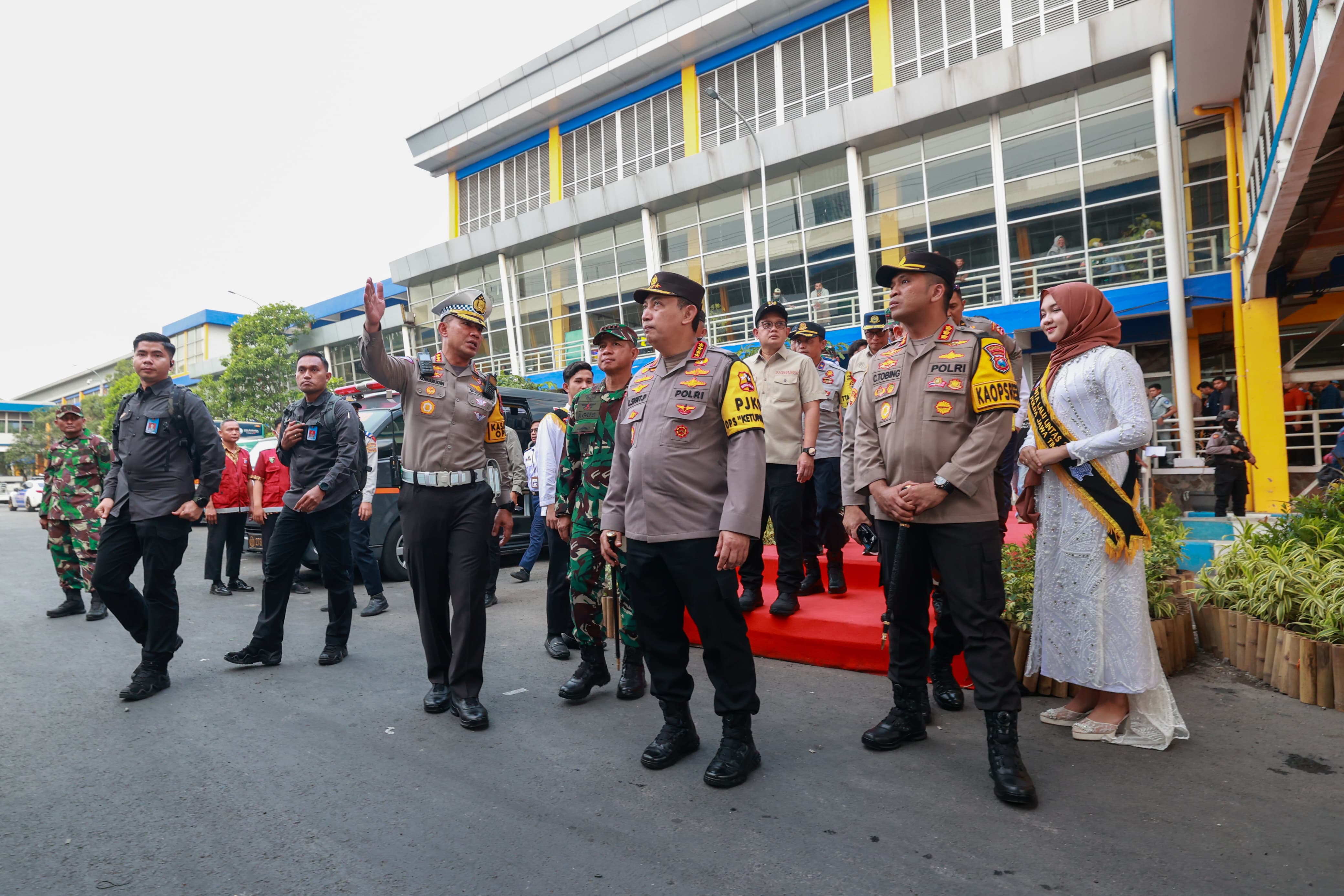 Kapolri Jenderal Listyo Sigit Prabowo, Panglima TNI Jenderal Agus Subiyanto mengunjungi Terminal Purabaya, Sidoarjo.