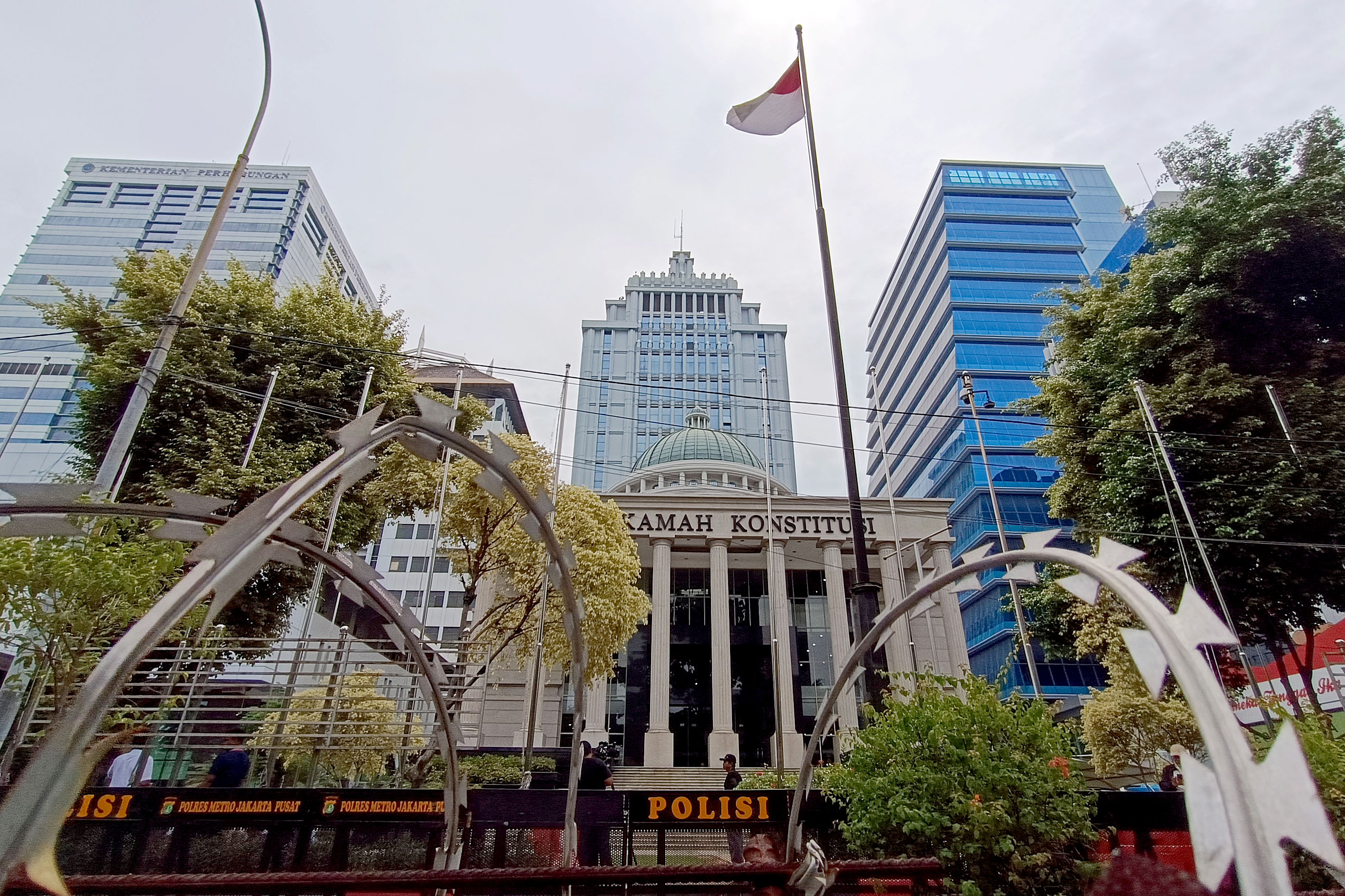 Beton pemisah dan kawat berduri dipasang di depan Gedung Mahkamah Konstitusi (MK)