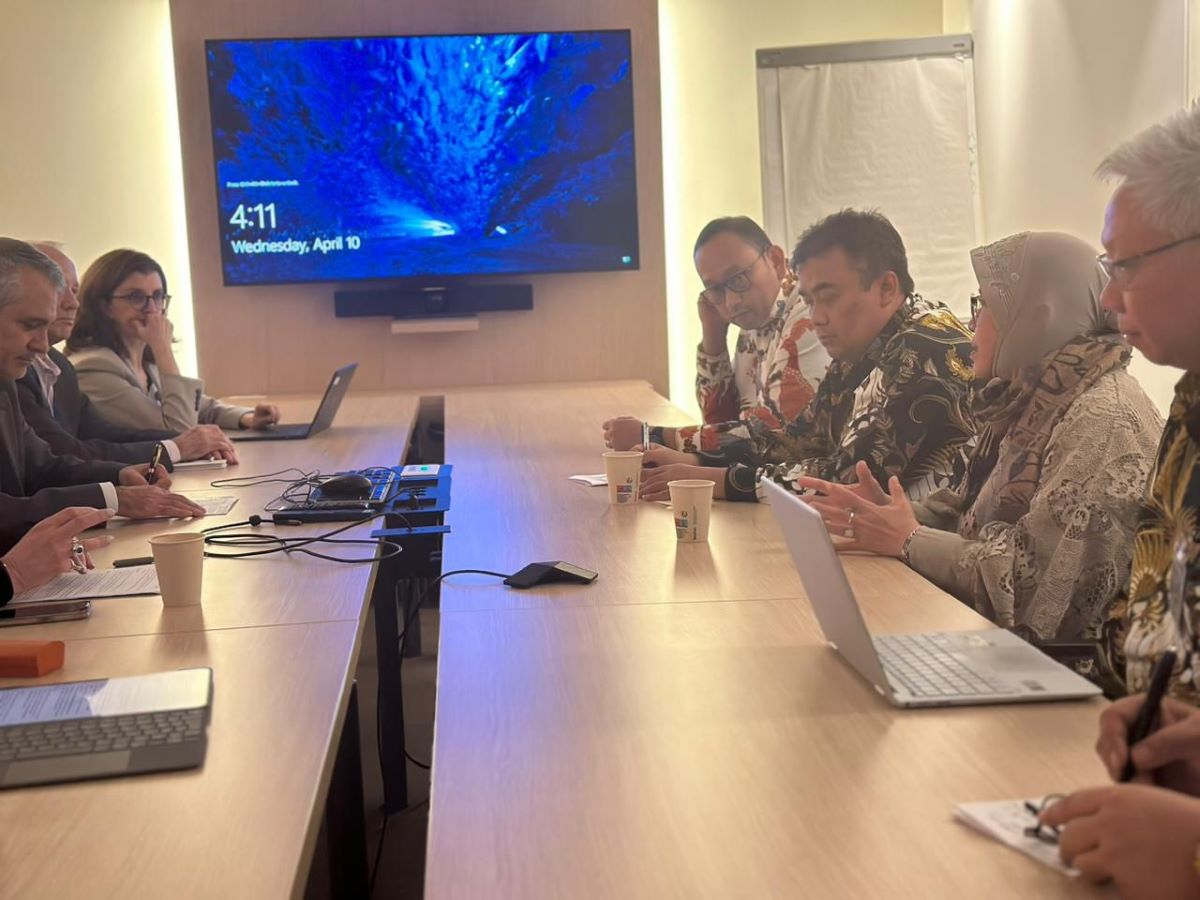 Mensos Tri Rismaharini menjelaskan program Pena kepada para petinggi OECD.