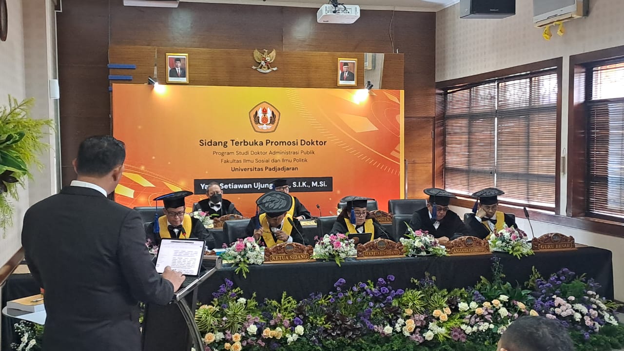Mahasiswa S3 Doktoral Administrasi Publik Kombes Pol Yade Setiawan Ujung berhasil meraih gelar Doktor di Universitas Padjadjaran Bandung