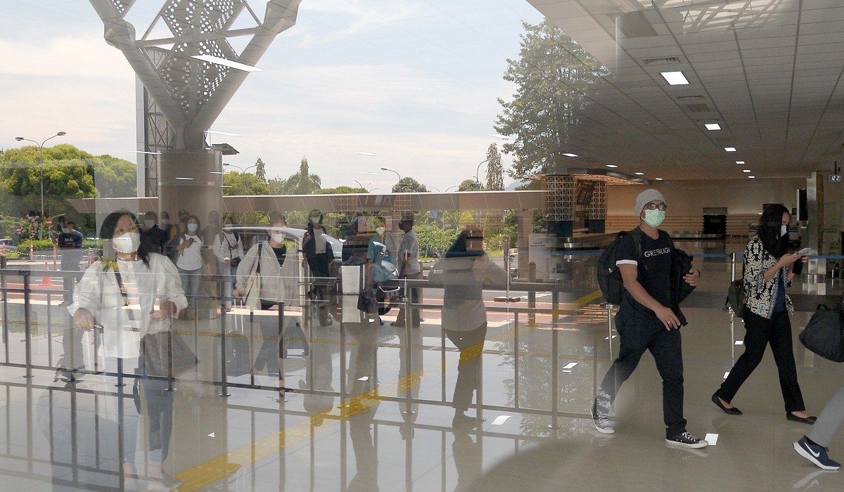 Sejumlah penumpang tiba di Bandara Internasional Sam Ratulangi, Manado, Sulawesi Utara 