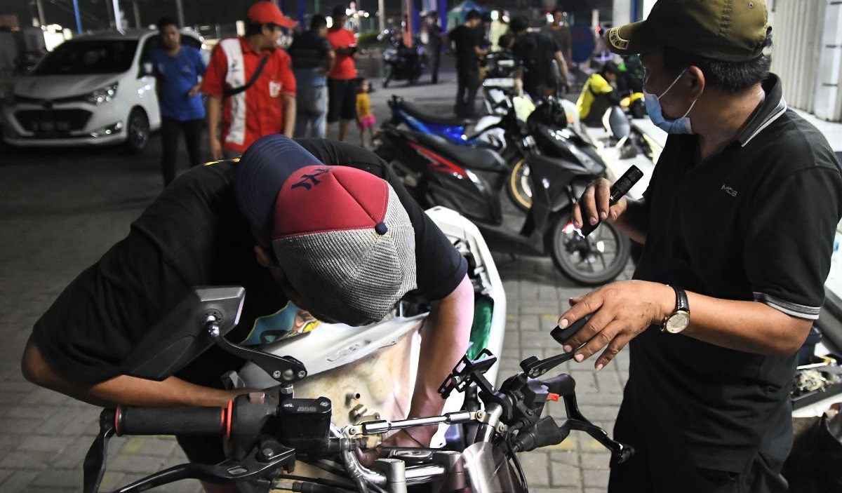 Seorang teknisi memeriksa tangki bensin motor yang mogok usai mengisi bahan bakar di salah satu pom bensin di Jalan Ir Juanda, Bekasi.