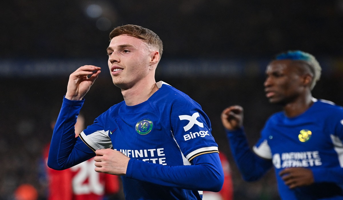 Gelandang Chelsea Cole Palmer melakukan selebrasi usai mencetak gol ke gawang Manchester United di laga Liga Primer Inggris.