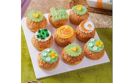 Hampers Lebaran berupa kue sus tematik.