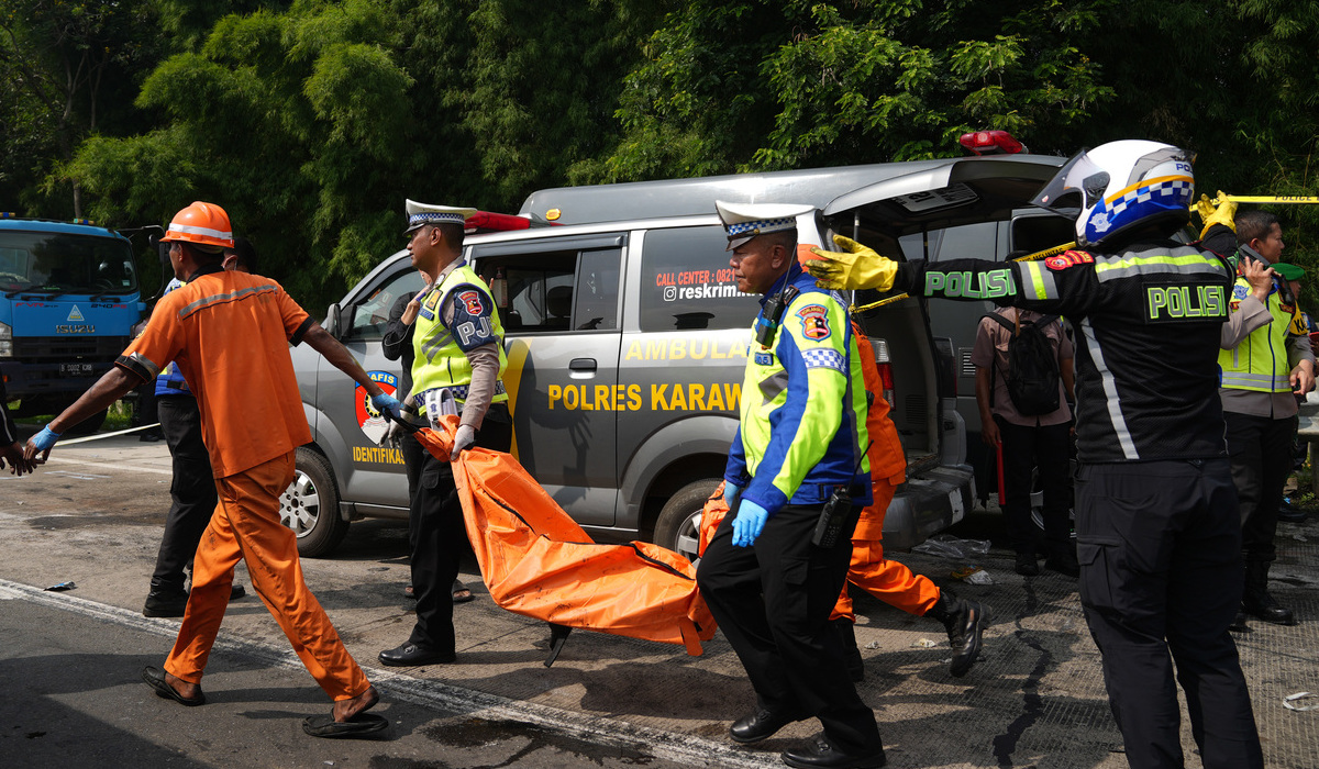 Polisi mengevakuasi jenazah korban kecelakaan di Tol Jakarta-CIkampek KM 58, Karawang Timur, Jawa Barat, 8 April 2024.