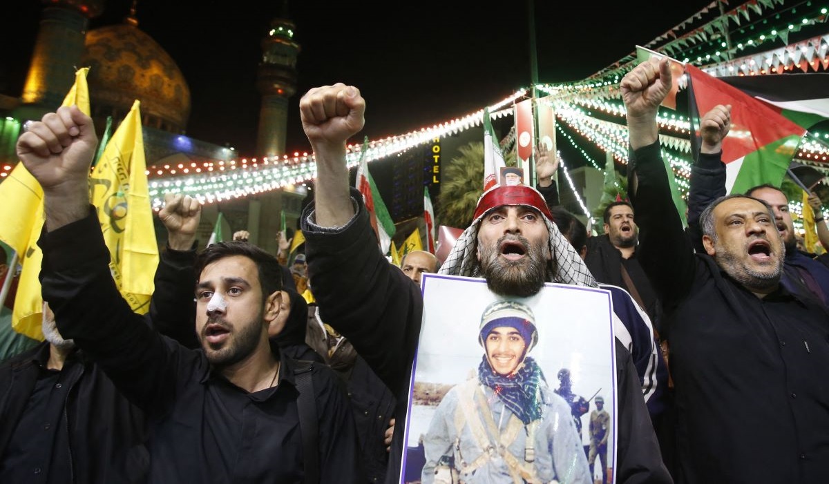 Warga Iran menghadiri protes anti-Israel dan anti-AS di alun-alun Palestina di Teheran, pada 1 April 2024.