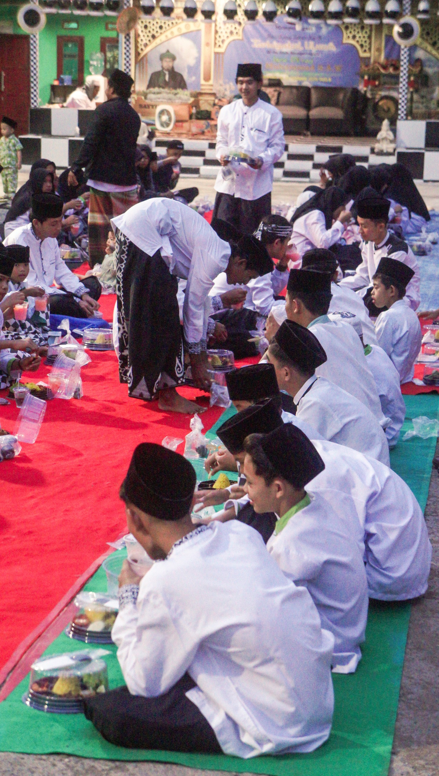 Berbuka puasa bersama yang dirangkai dengan pemberian wakaf Alquran.