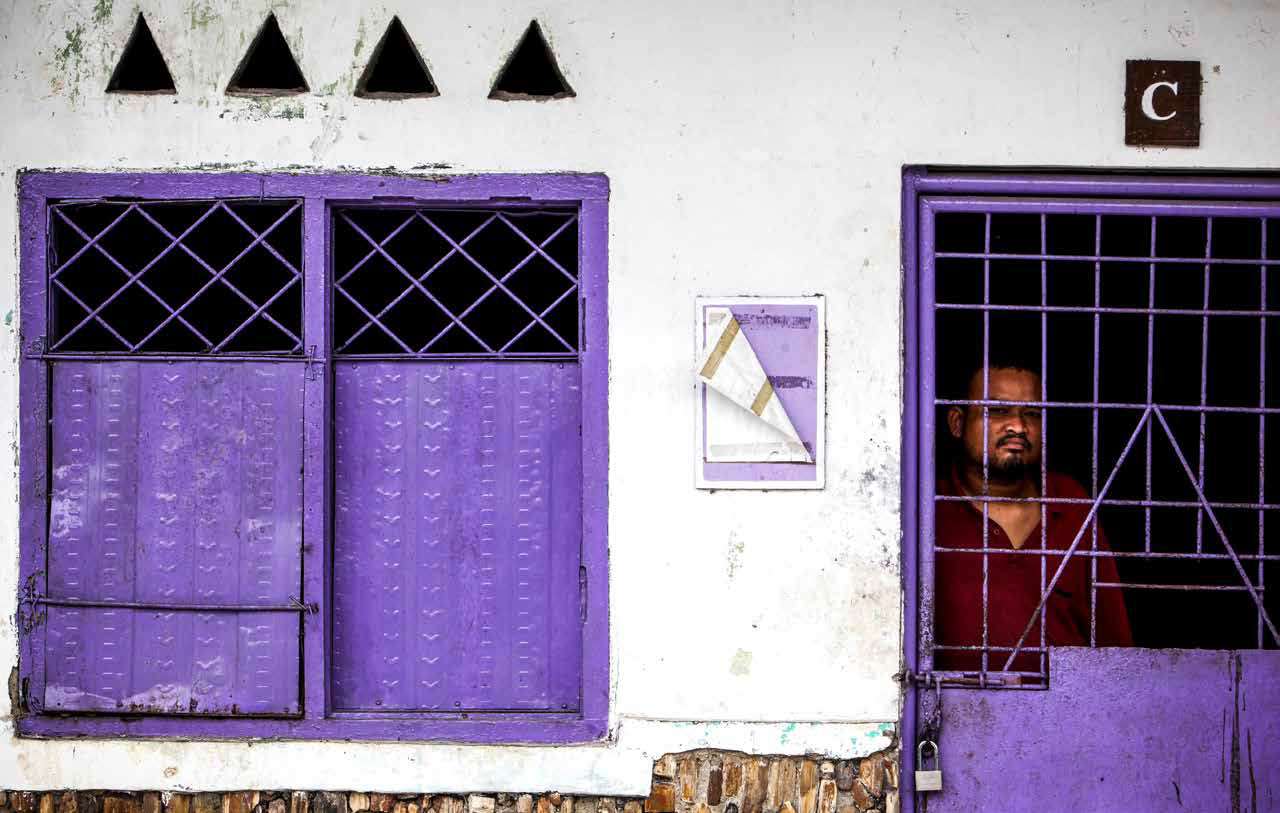 Menunggu di ruang isolasi.