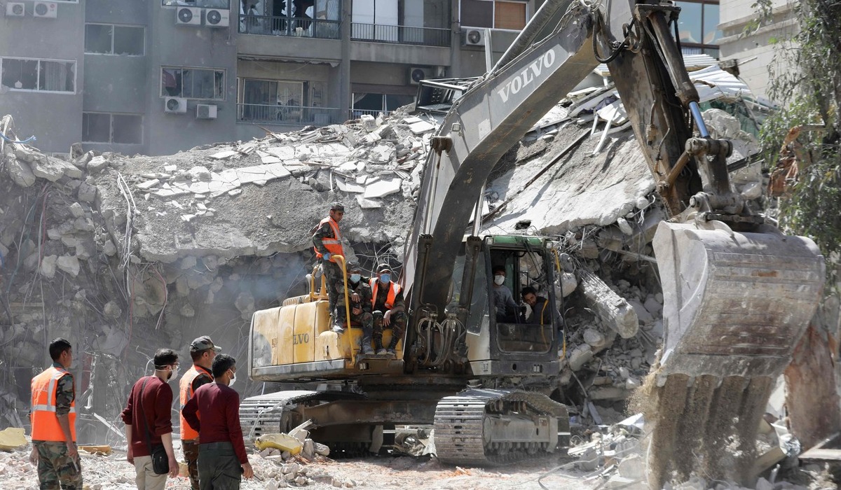 Reruntuhan di Gedung Kedubes Iran di Damaskus yang diserang Israel.