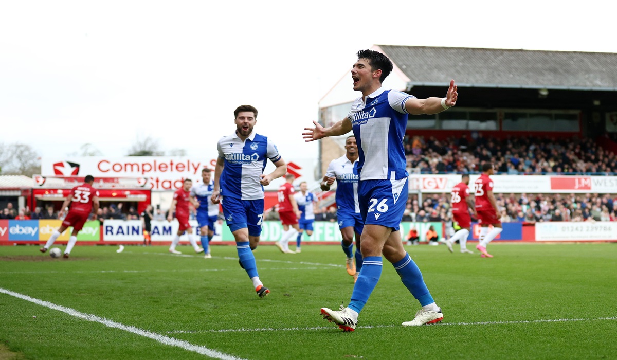 Pemain belakang Bristol Rovers Elkan Baggott melakukan selebrasi usai mencetak gol ke gawang Cheltenham di laga League One.