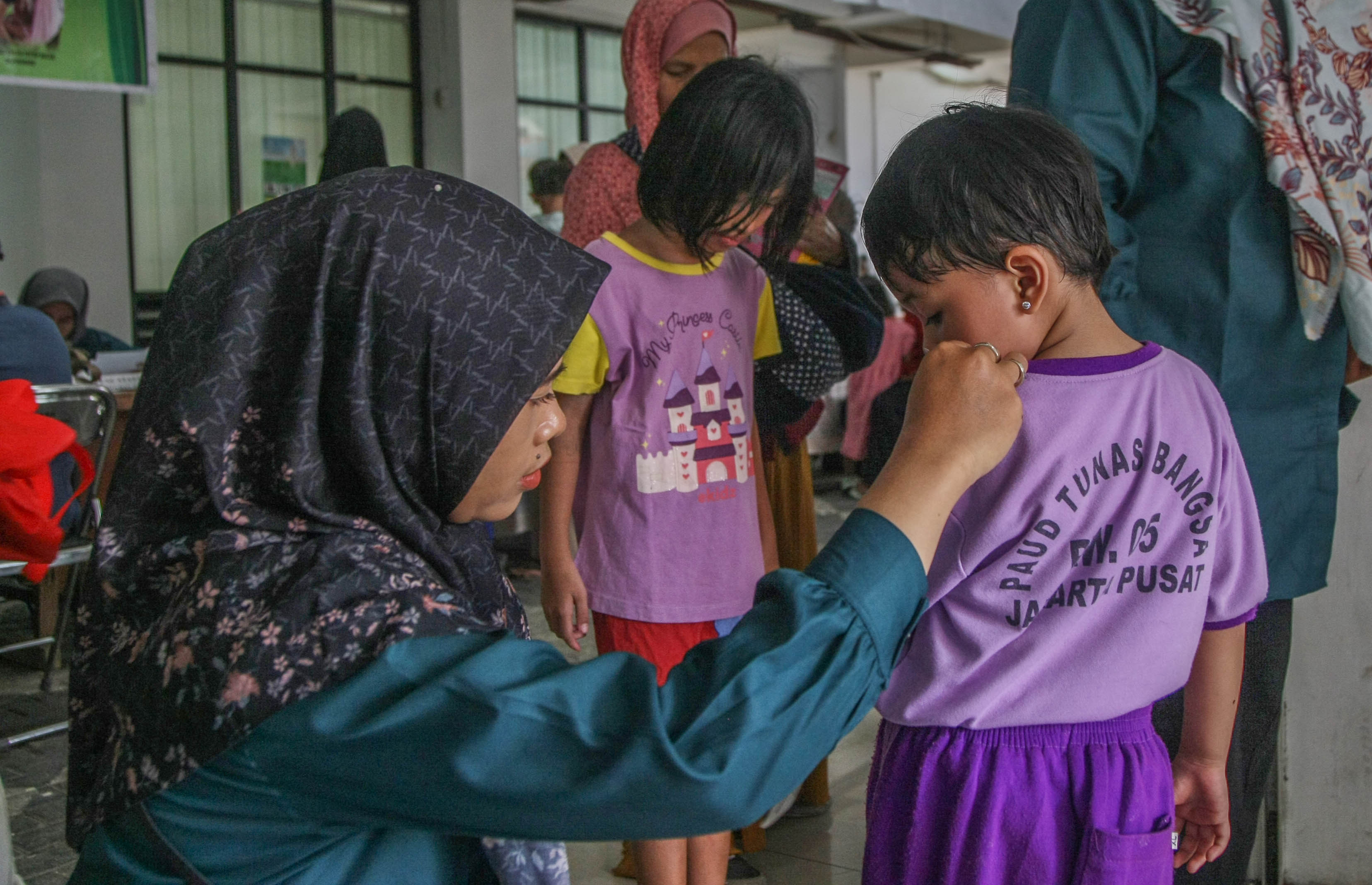 Balita mendapatkan layanan pemeriksaan kesehatan gratis dalam kegiatan Posyandu di Jatirawasari, Cempaka Putih