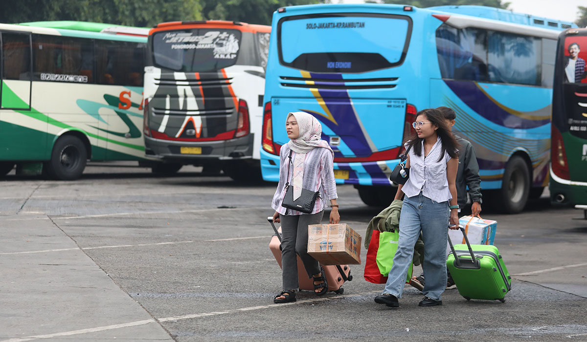 Pemudik tujuan pulau Sumatera menunggu bus yang akan mengankut mereka di Terminal Kali Deres, Jakarta, Selasa (2/4).