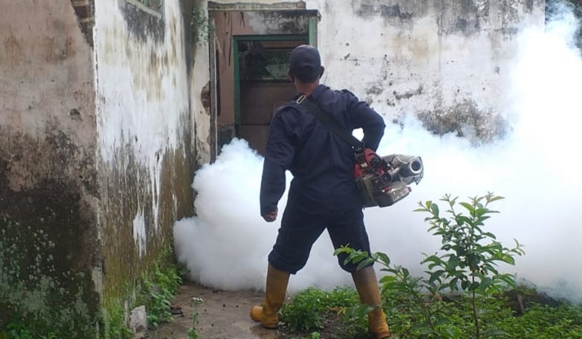 Petugas dari Dinkes Kabupaten Garut melakukan fogging untuk mencegah penyebaran DBD.