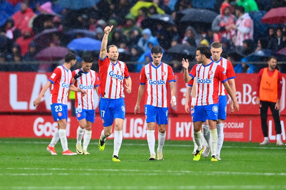 Para pemain Girona merayakan kemenangan.