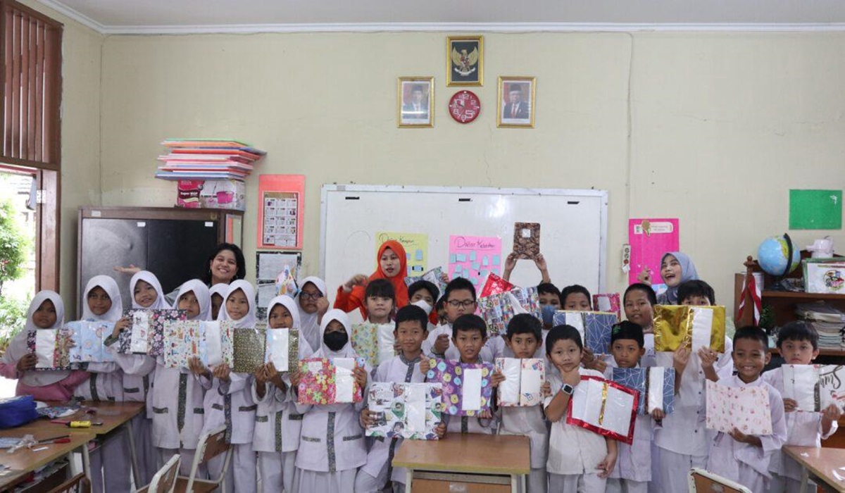 Prudential Indonesia memberikan program Literasi Keuangan untuk Anak, Cha-Ching, kepada puluhan murid di SDN Cipinang 01, Jakarta Timur.