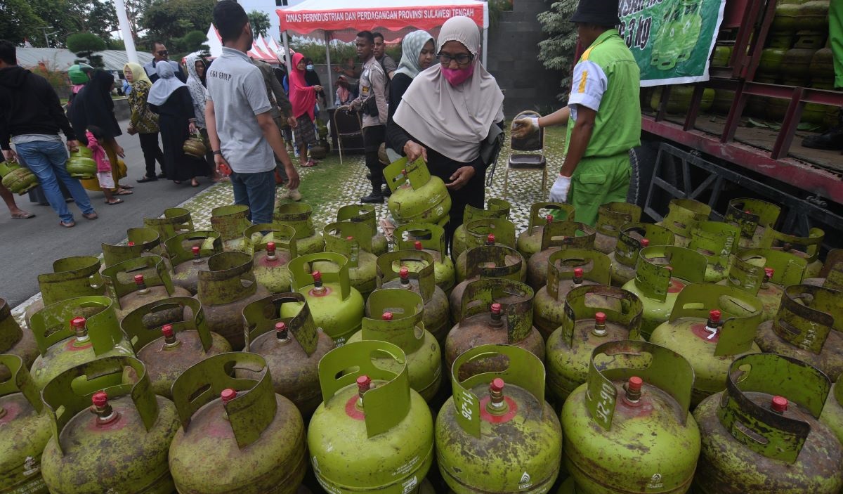 Warga membeli elpiji tiga kilogram bersubsidi pada pasar murah di Palu, Sulawesi Tengah, Jumat (17/3/2023).