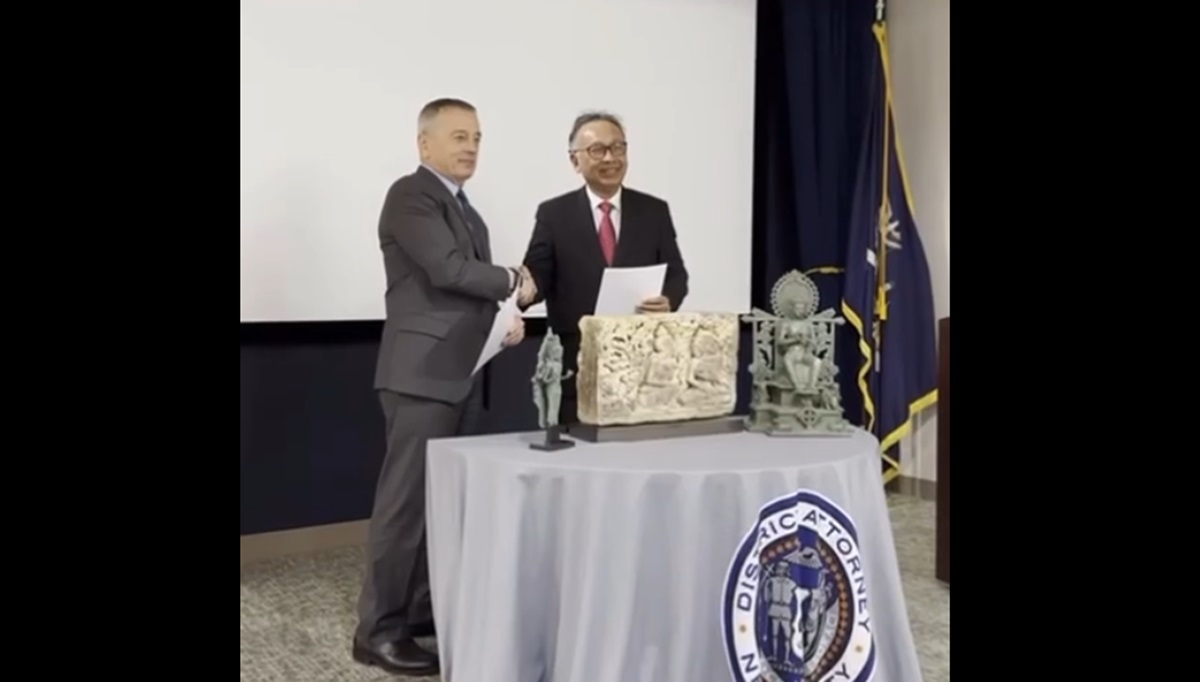 Jaksa negara bagian New York mengumumkan pengembalian 30 artefak seni berharga ke Kamboja dan Indonesia