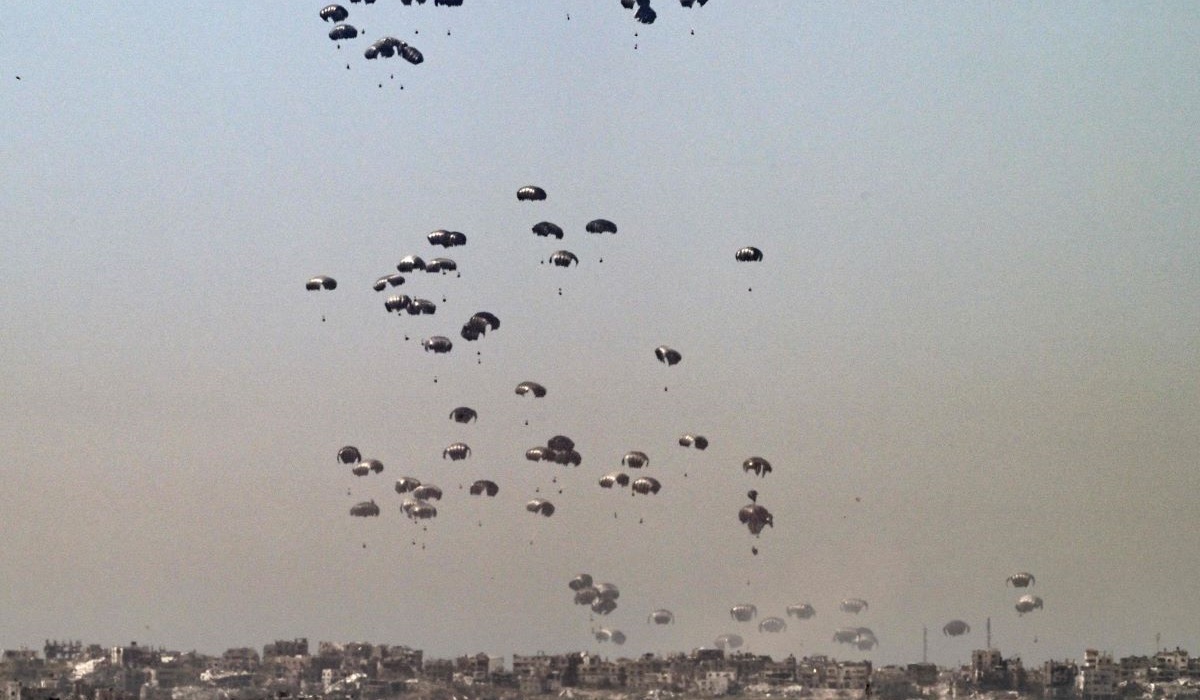 Gambar yang diambil dari perbatasan selatan Israel dengan Jalur Gaza ini menunjukkan bantuan kemanusiaan dijatuhkan dari udara di Palestina.